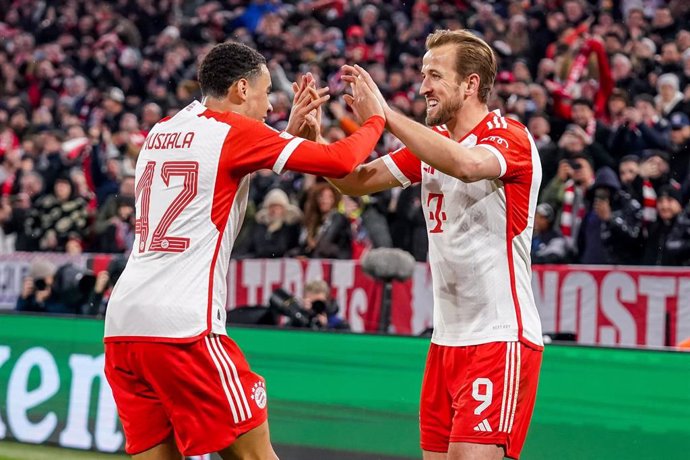 Archivo - Jamal Musiala y Harry Kane, jugadores del Bayern Múnich, celebran un gol.