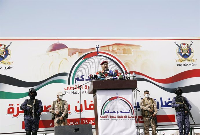Archivo - SANAA, March 15, 2024  -- Houthi military spokesman Yahya Sarea (C) makes a statement during a rally in Sanaa, Yemen, on March 15, 2024. Yemen's armed Houthi forces said on Friday that they have launched fresh attacks targeting an Israeli ship a