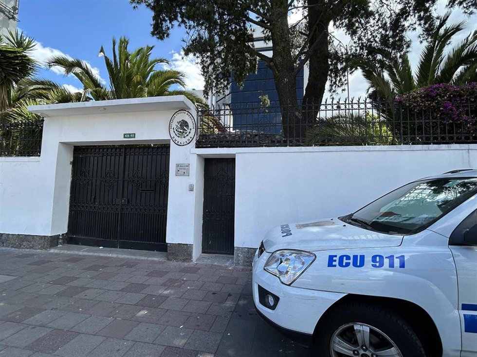 Un vehículo de la Policía de Ecuador frente a la Embajada de México en Quito