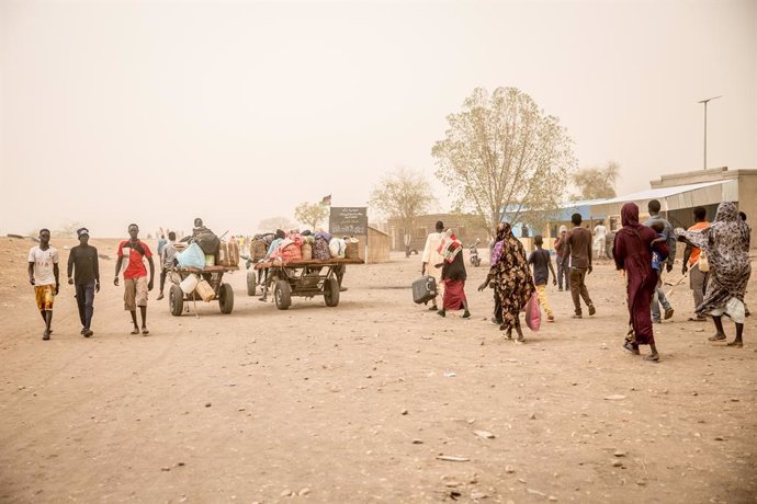 Archivo - March 20, 2024, Joda, South Sudan: The Joda border crossing between South Sudan and Sudan. Around 1,000 people are crossing each day, fleeing the Sudanese war. Around 1,000 South Sudanese returnees and Sudanese refugees are crossing the border f