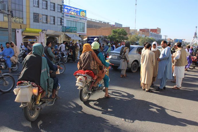 Archivo - HERAT, Aug. 14, 2021  -- Taliban militants are seen in Herat province, Afghanistan, Aug. 13, 2021.   The Afghan Taliban said their members overran three more provincial capitals on Friday, after they have taken control over a dozen cities within