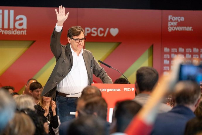 El candidato del PSC a las elecciones catalanas, Salvador Illa, interviene durante un acto de campaña electoral del PSC, a 26 de abril de 2024, en Lleida, Catalunya (España)