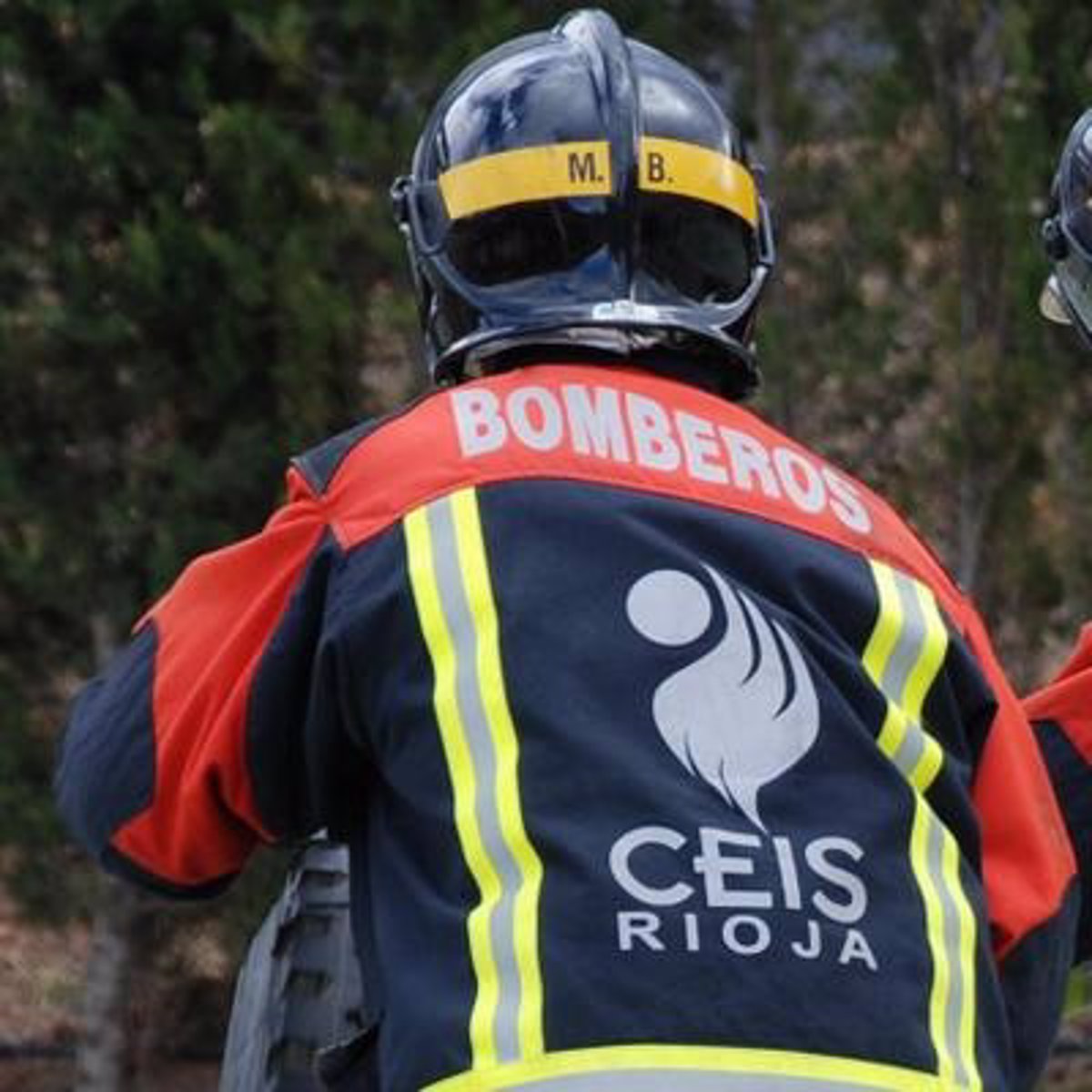 Bomberos del CEIS Rioja extinguen un incendio en el vertedero de Nájera