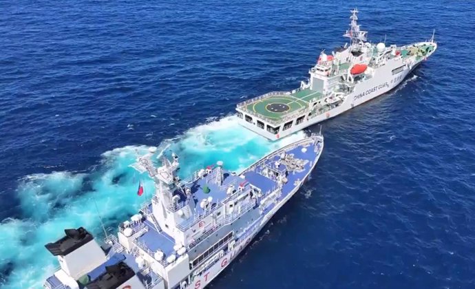 Archivo - Un buque de la Guardia Costera china y otro de la Guardia Costera filipinas en la zona en disputa del mar de China Meridional (archivo)