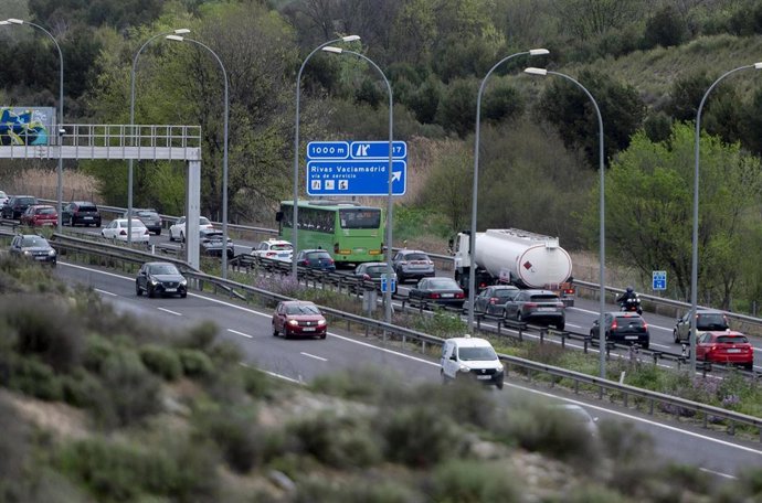Archivo - Tráfico en la autovía A-3 durante la segunda fase de la operación salida por Semana Santa, a 27 de marzo de 2024, en Madrid (España). La Dirección General de Tráfico (DGT) puso en marcha la operación salida de Semana Santa el viernes 22 de mar