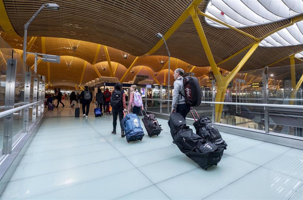 Archivo - Pasajeros acceden por una de las entradas del Aeropuerto Adolfo Suárez-Madrid Barajas