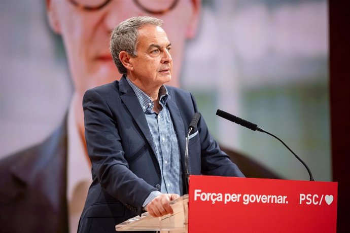 El expresidente del Gobierno, José Luis Rodríguez Zapatero, interviene durante un mitin del PSC en el Palau de Congressos, a 27 de abril de 2024, en Tarragona, Catalunya (España)