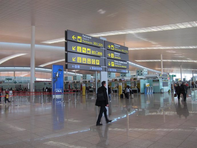 Archivo - Hall de aeropuerto de El Prat de Barcelona. Terminal 1
