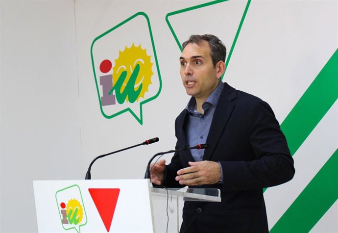 El coordinador general de IU Andalucía, Toni Valero, en rueda de prensa en Málaga. (Foto de archivo).