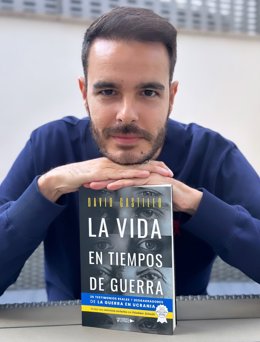 David Castillo con su libro La vida en tiempos de guerra.