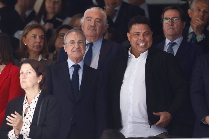 Archivo - Ronaldo Nazario junto a Florentino Pérez en el palco del Santiago Bernabéu durante un Real Madrid-Valladolid