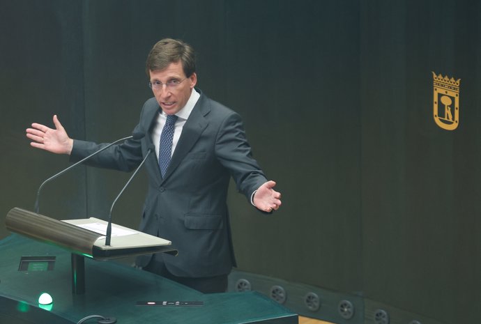 El alcalde de Madrid, José Luis Martínez-Almeida, interviene durante una sesión ordinaria del Pleno del Ayuntamiento, en el Palacio de Cibeles, a 30 de abril de 2024, en Madrid (España).