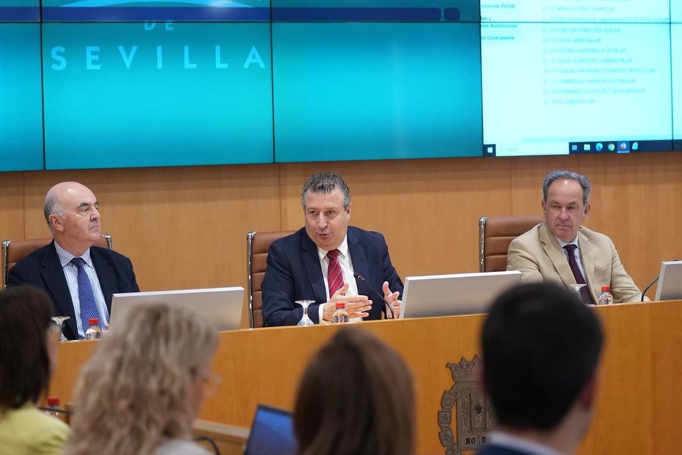 El presidente de la Diputación, Javier Fernández, preside el pleno extraordinario en el que se han aprobado las distinciones por el Día de la Provincia.