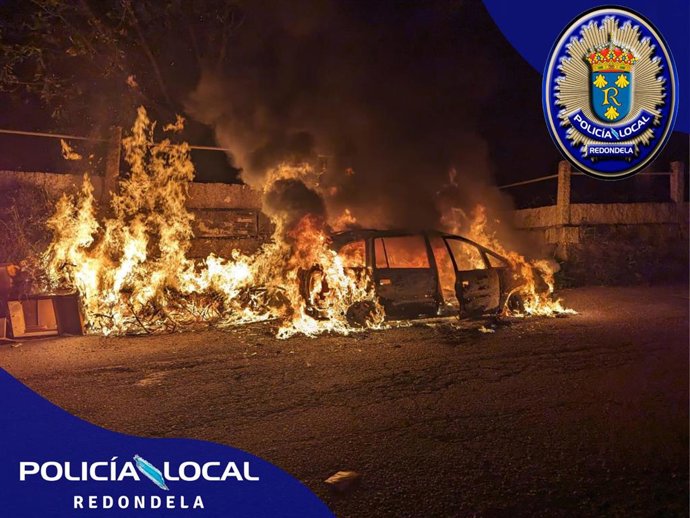 Queman un coche de forma intencionada en Redondela (Pontevedra).