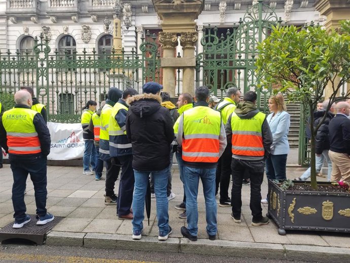 Trabajadores de Saint Gobain en las inmediaciones del Parlamento asturiano.