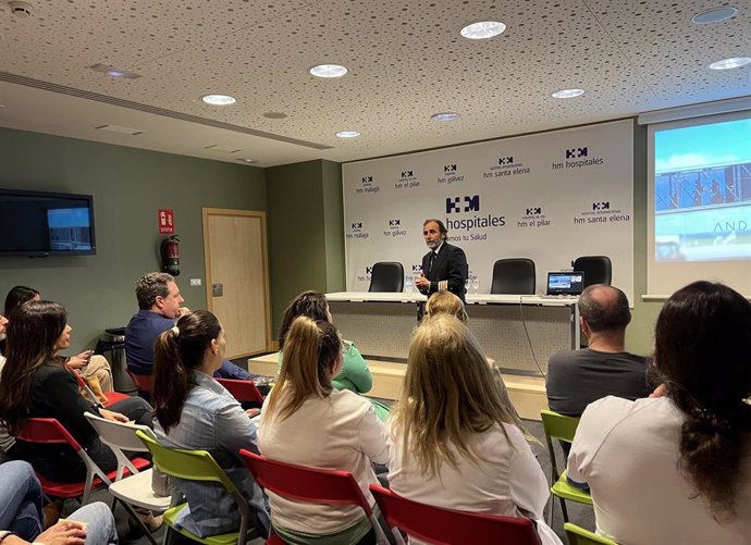 Andrés Olivares durante la conferencia en HM Málaga