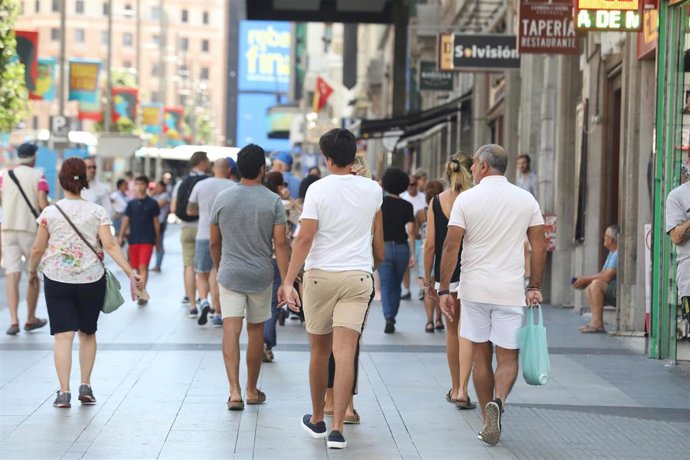 Archivo - Un grupo de personas pasean.