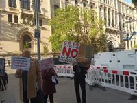 Expulsados del Pleno de Cibeles vecinos de la Ermita del Santo por su protesta contra "el pelotazo"