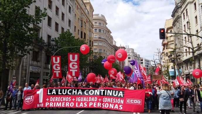 Archivo - Manifestación 1 de Mayo UGT y CCOO en Santander en foto de archivo