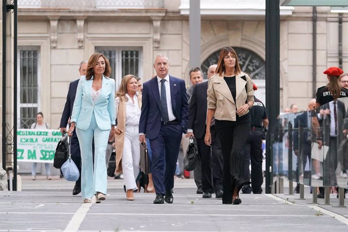 Archivo -  Urkullu y Mendia (d), a su llegada al Parlamento para asistir a un pleno el año pasado