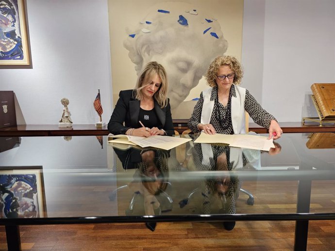 Signatura del protocol entre la consellera d'Innovació i l'alcaldessa de Torrent