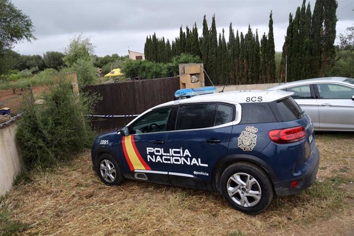 La Policía Nacional trabaja en el lugar donde se ha hallado un cadáver, en una finca de Manacor. Archivo.