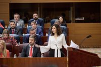 Ayuso ve a Sánchez en "la máquina del fango" contra quien no está en su "parte del muro", del que "Begoña es la dueña"