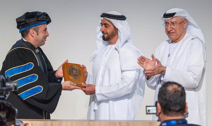 José Luis Mendoza entrega a Saif bin Zayed Al Nahyan una metopa con el escudo de la UCAM en presencia de Abdulsalam AlMadani