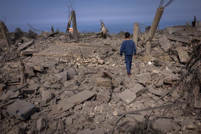 Un niño camina sobre los escombros de un edificio derruido por los ataques de Israel en el sur de Líbano