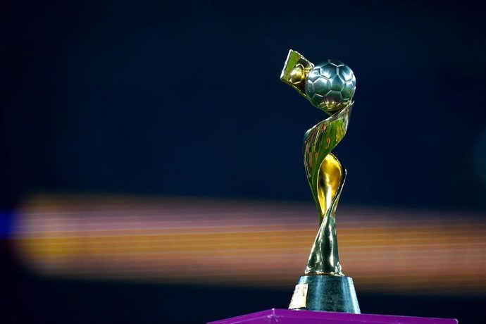 Archivo - Imagen del trofeo de campeón en la Copa del Mundo Femenina de Fútbol