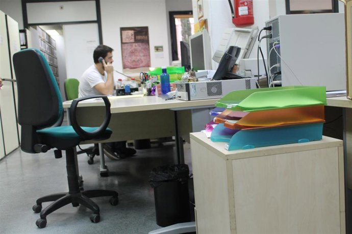 Archivo - Trabajador con un ordenador