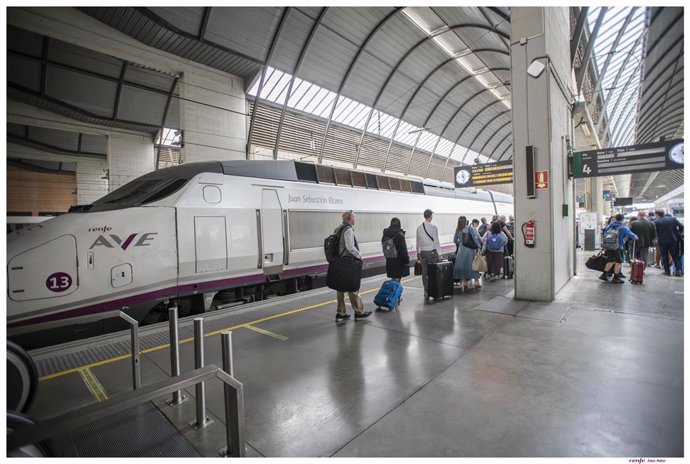 Archivo - Viajeros en una estación de tren.