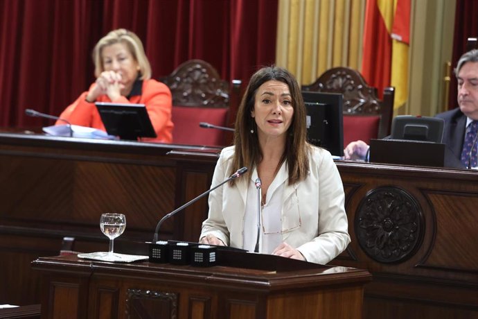 Archivo - La consellera de Vivienda, Territorio y Movilidad, Marta Vidal, interviene durante una sesión plenaria en el Parlament balear.