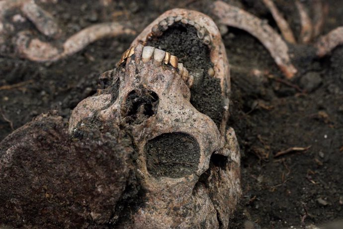 Víctima exhumada en el barranco de Víznar antes del robo de la mandíbula con dientes de oro.