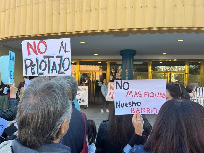 Un centenar de vecinos se manifiestan frente al Centro Comercial de Ermita del Santo al grito de "no al pelotazo" 