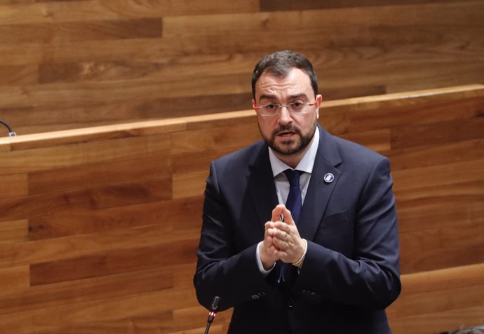 El presidente del Principado de Asturias, Adrián Barbón, responde en el pleno de la Junta General del Principado, a las preguntas formuladas por los grupos parlamentarios.