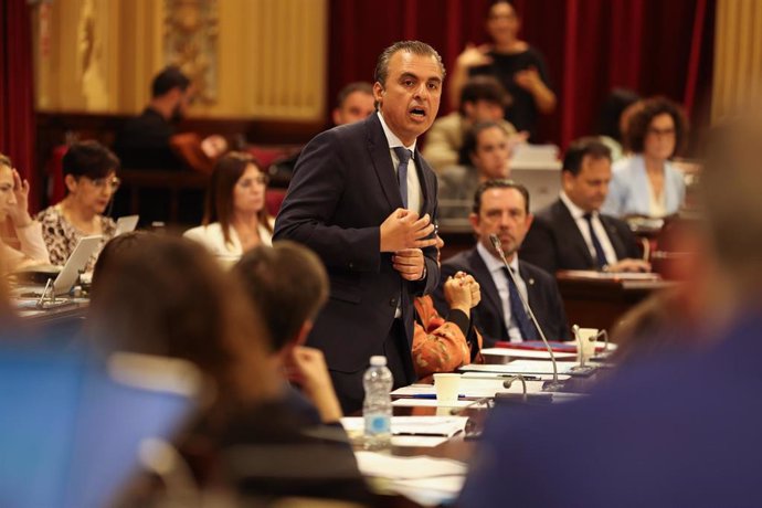 El conseller d'Educació i Universitats, Antoni Vera, interviene durante un pleno en el Parlament balear.