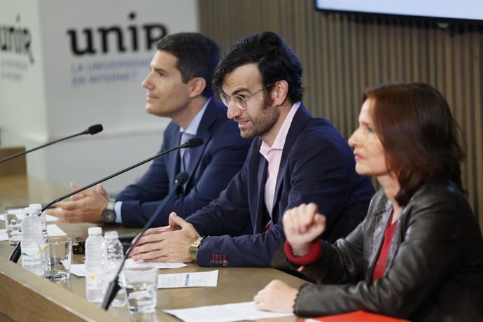 Los diputados del PSOE y del PP en el Congreso, María Luz Martínez y Nacho Martín Blanco, junto al responsable del Departamento de Fortalecimiento Institucional del Vicerrectorado de Transferencia de UNIR, Ignasi Grau.