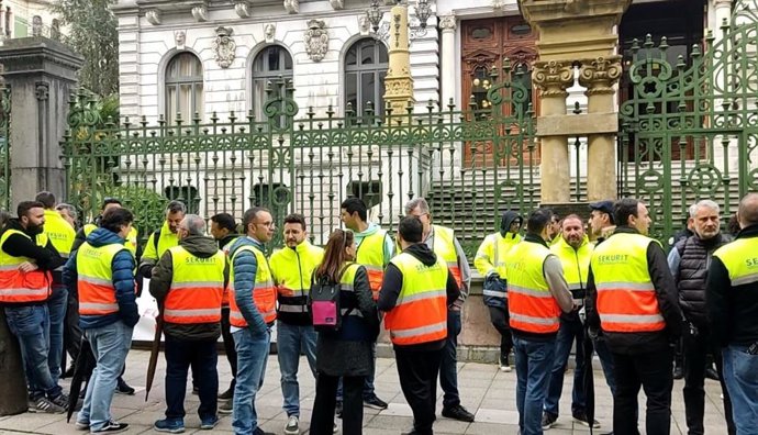 Trabajadores de Saint Gobain ante la Junta General del Principado.