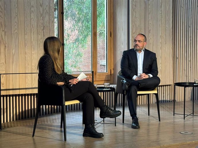 El candidato del PP a las elecciones catalanas, Alejandro Fernández, en el ecuentro informativo de 'El Periódico de Catalunya'