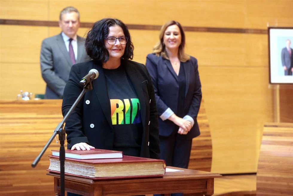 La nueva edil de Compromís en el Ayuntamiento de Valncia, Llusa Notario, en su toma de posesión como concejala de esta corporación en sustitución de Joan Ribó tras su renuncia.