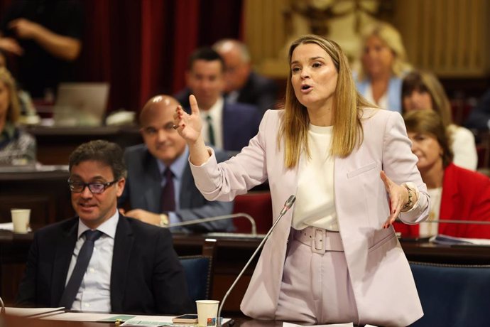 La presidenta del Govern, Marga Prohens, interviene durante un pleno en el Parlament balear.