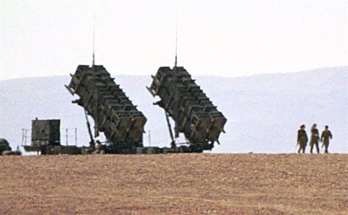 Archivo - Militares de Israel y EEUU durante una prueba con una batería de defensa aérea Patriot en el desierto del Néguev (archivo)