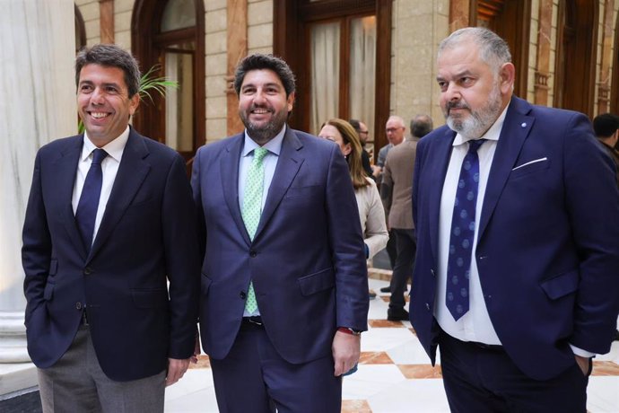 El presidente de la Generalitat, Carlos Mazón, y su homólogo de Murcia, Fernando López Miras.