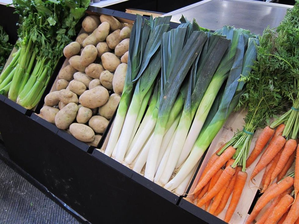 Archivo - Patatas, zanahorias en un mercado 