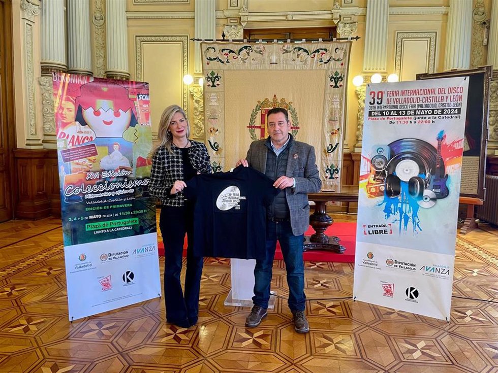 La concejal de Educación y Cultura, Irene Carvajal, y el presidente de la Asociación para la Organización de Ferias, Certámenes Discográficos y Salones del Cómic y Manga (Asofed), Carlos Ramírez, en la presentación.