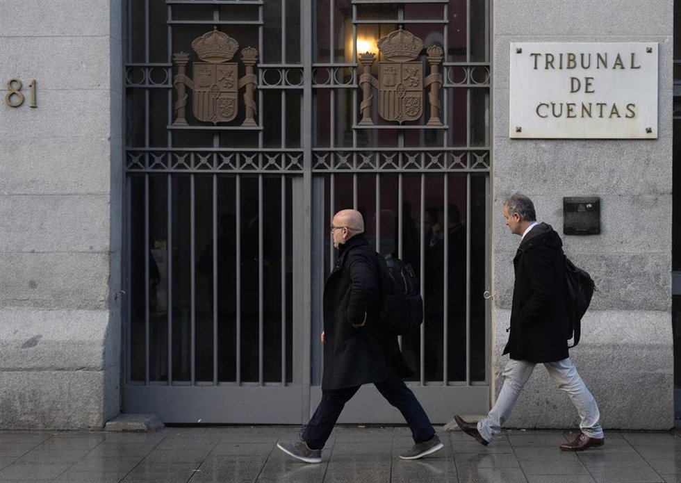 Archivo - El letrado que defiende a Carles Puigdemont, Gonzalo Boyé (i), a su llegada a la Audiencia previa sobre el 'procés' en el Tribunal de Cuentas, a 16 de diciembre de 2022, en Madrid (España).