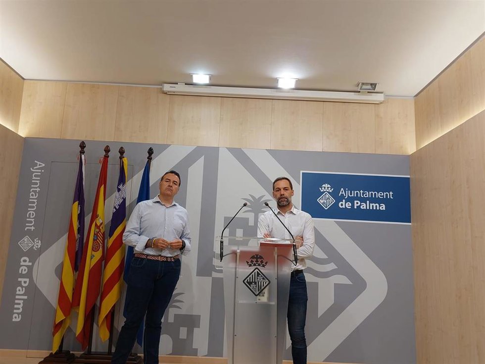 El portavoz del grupo municipal socialista, Francisco Ducrós, y el portavoz adjunto, Xisco Dalmau, en rueda de prensa