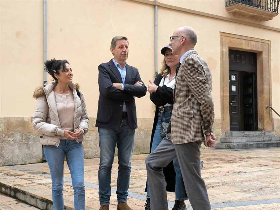 Ediles del grupo municipal del PSOE de Oviedo  en la Plaza del Sol.
