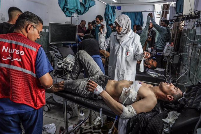 Archivo - Médicos palestinos atienden a los heridos en un ataque aéreo israelí cerca de un almacén de la Agencia de Obras Públicas y Socorro de las Naciones Unidas para los Refugiados de Palestina (OOPS), en el Hospital Al-Najjar en Rafah, sur de Gaza Ban